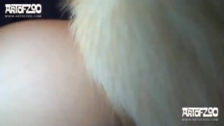 Қысқа шаш қиюы бар аққұба оның кискасына ит спермасын алады